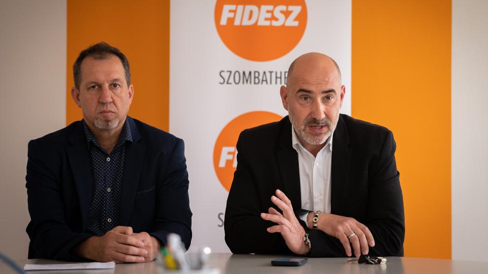 Alkotmnyjogi panasszal l a Fidesz plakt gyben